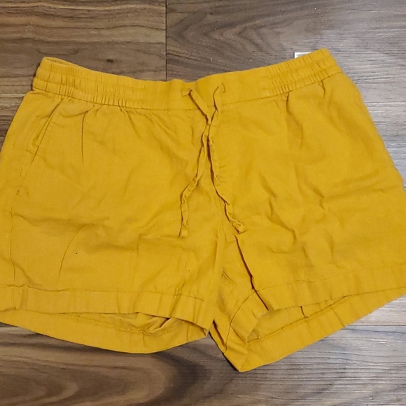 Old Navy Pants - Large mustard old navy shorts